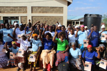 [:en]Tens of people raise a fist.[:fi]Kuvassa iso ryhmä aktivisteja istuu tai seisoo yhdessä nyrkit pystyssä.[:]