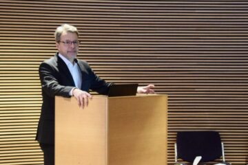 Mies puhujapöntön takana