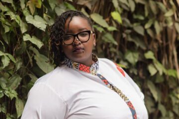 Nainen vihreän taustan edessä