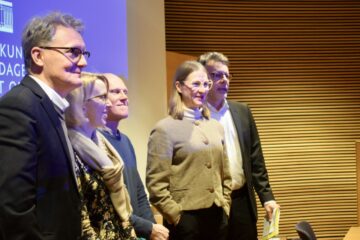 Viisi ihmistä seisomassa