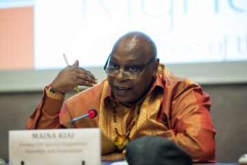 Mies puhuu mikrofoniin.